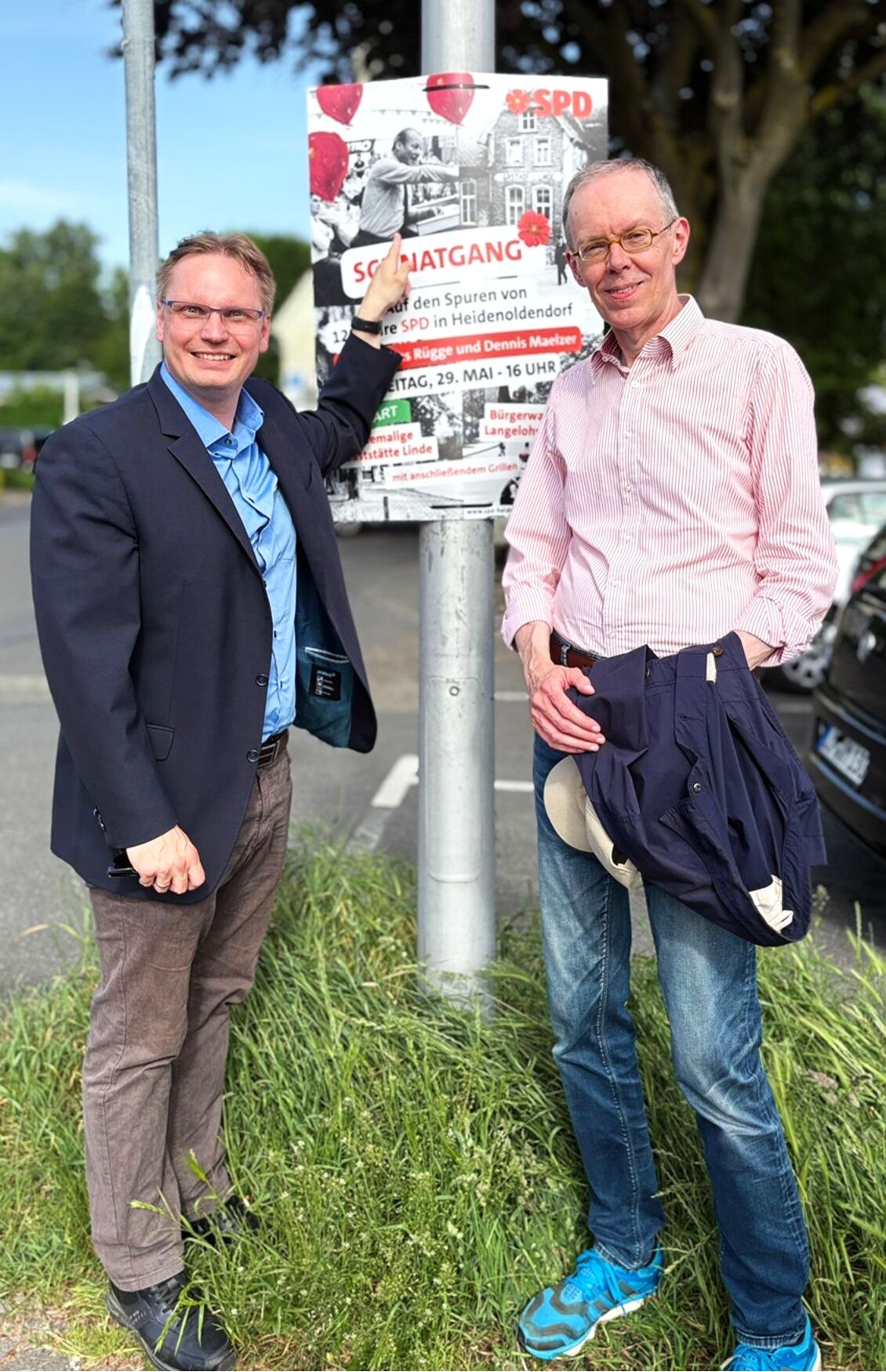 Dr. Dennis Maelzer (links) und Nicolas Rügge vor dem Plakat "Schnatgang"